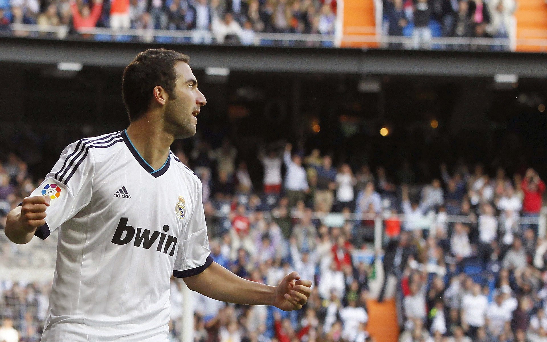 利雅得新月豪取十连胜领跑积分榜，利雅得新月阵容豪华